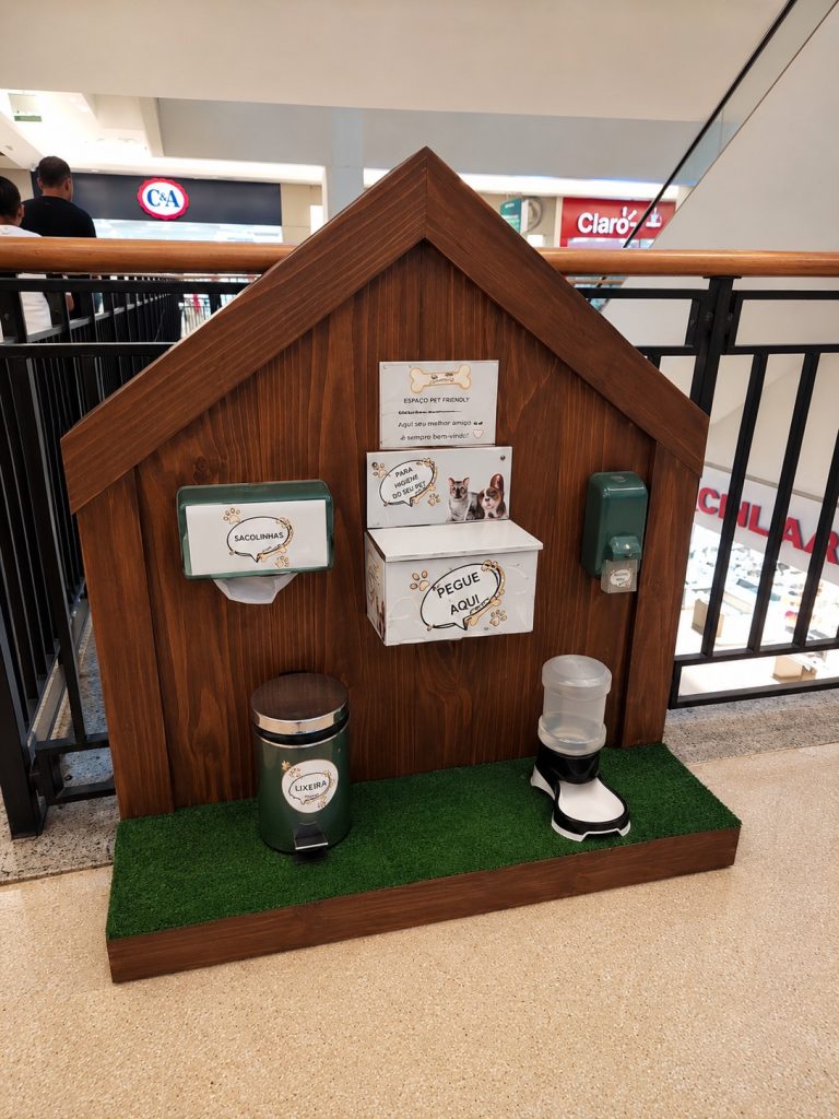 Estação pet friendly em madeira com bebedouro, sacolinhas e lixeira para tutores