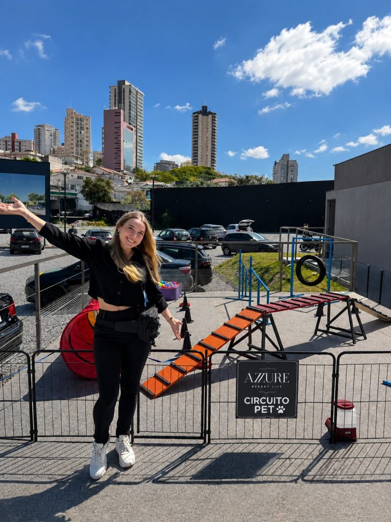 Pet park cercado com circuito de agility, rampa e obstáculos montado em condomínio