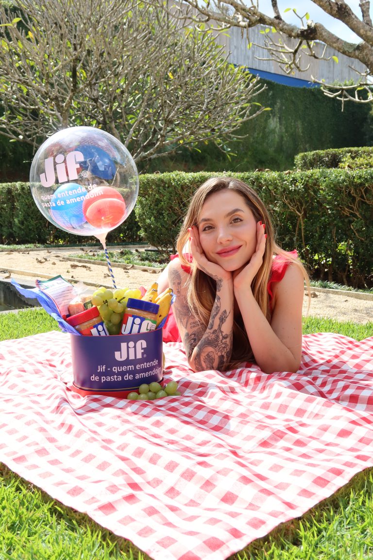 Influenciadora com kit de recebidos da marca Jif em piquenique